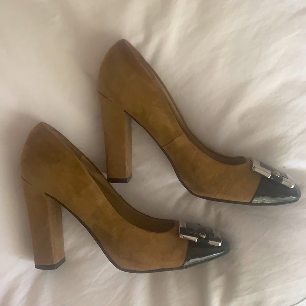 Tan suede and black patent WHBM pumps 🤩